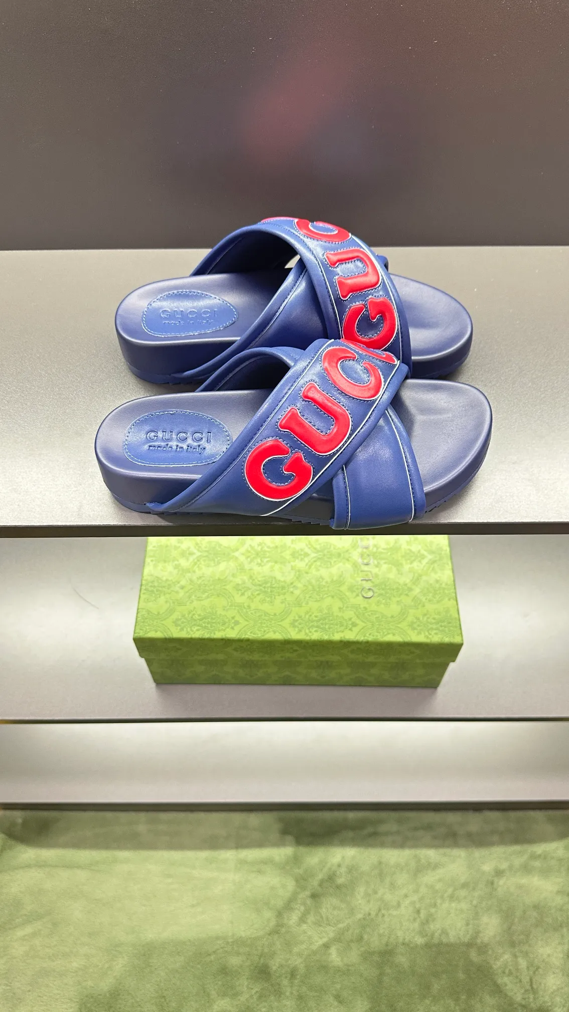 [G Family Couple Style] P: 320💰Female size 36~40 Men's size 39~45, (46. Custom-made GG slippers for men and women. This slipper is made of GG polyester fiber and is decorated with a Gucci label on the front, which adds a striking logo feel to the style. Beige GG recycled polyester fiber, same size for men and women, leather trim